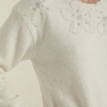 Sweater with floral design and round neckline